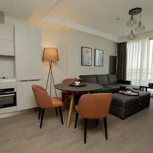 Retro 9 Homes & Suites شقة